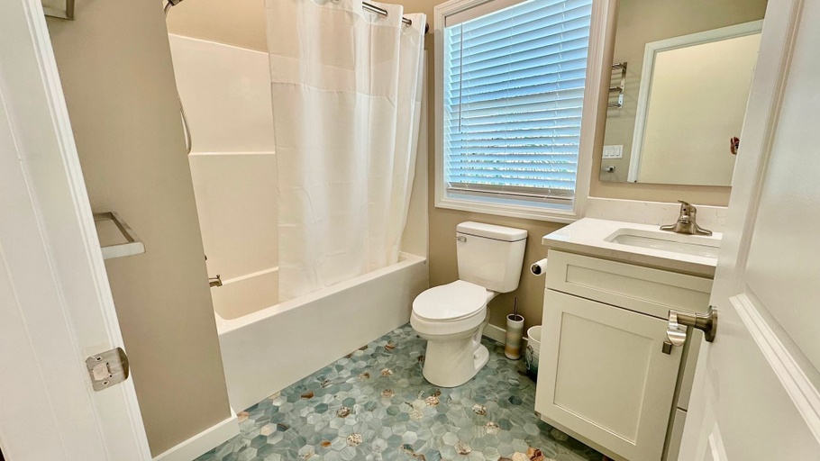 Room 4, Docked at Dakota Sunset - Mid Island Pool Home, Lee