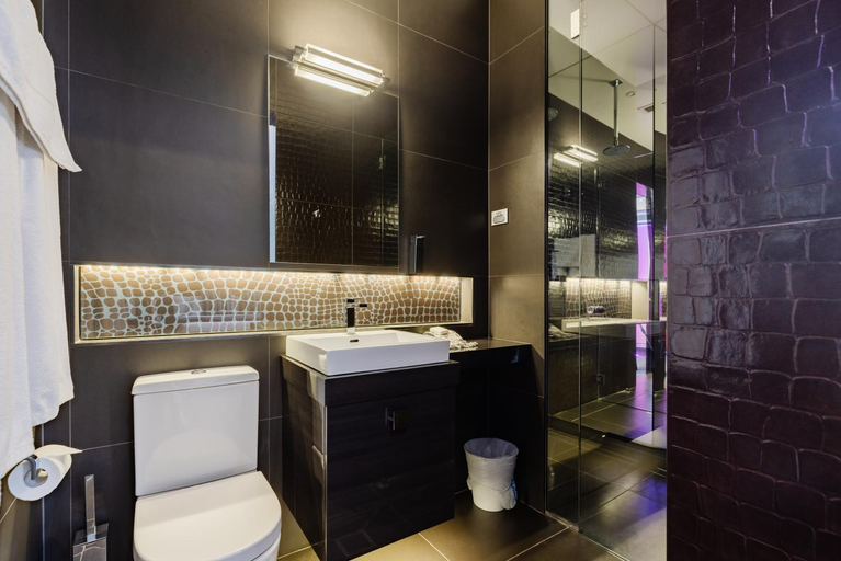 Bathroom 2, Junction Hotel, Newcastle - Inner City