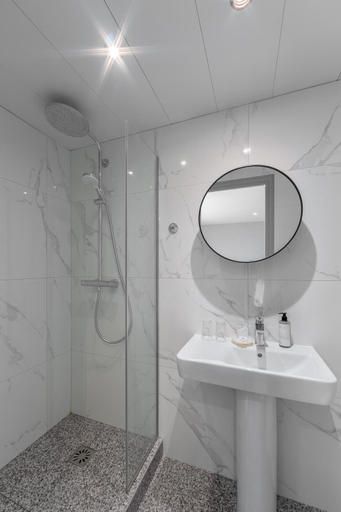 Bathroom 4, Hotel Saint Christophe, Paris