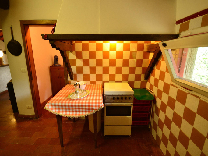 Others 5, Holiday home with shared pool, Pistoia