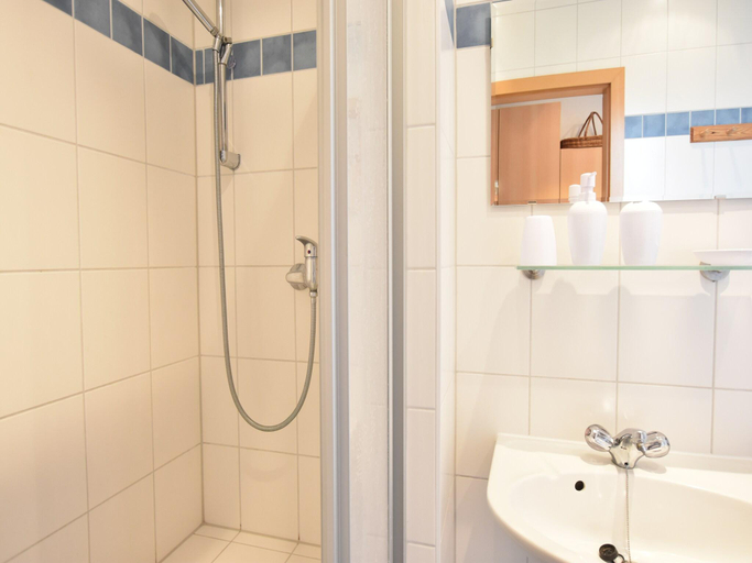 Bathroom 3, Stilvolle Wohnung mit Garten in Rerik, Rostock
