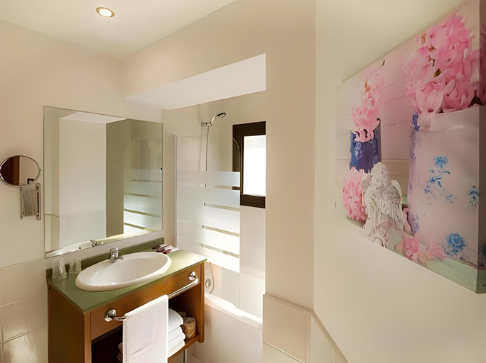 Bathroom 5, Aston Hotel