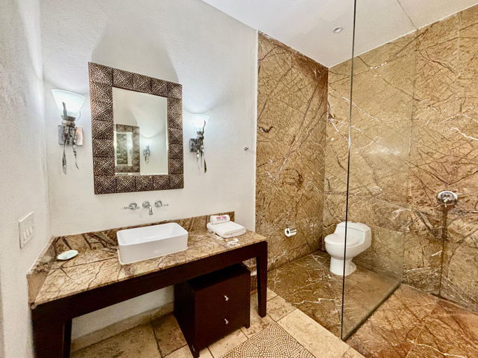 Shower 5, Hotel Hacienda San Pancho, Compostela