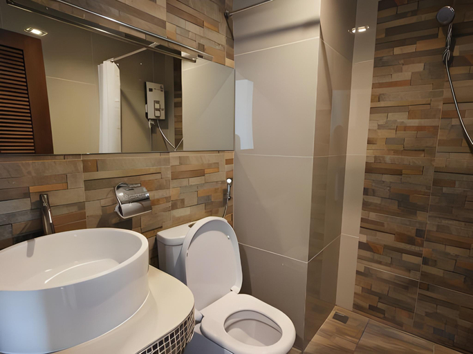 Bathroom 4, The Lord Nelson , Ban Chang