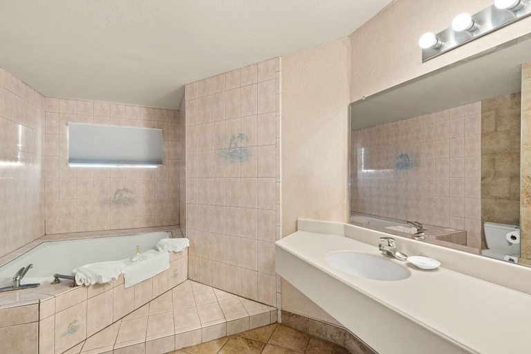 Bathroom 4, Travelodge by Wyndham San Clemente Beach, Orange