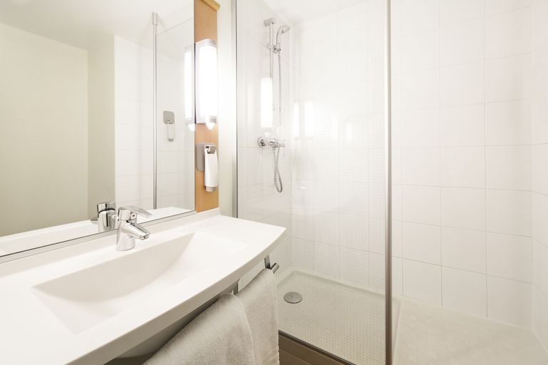 Bathroom 5, ibis Montélimar Nord hotel, Drôme