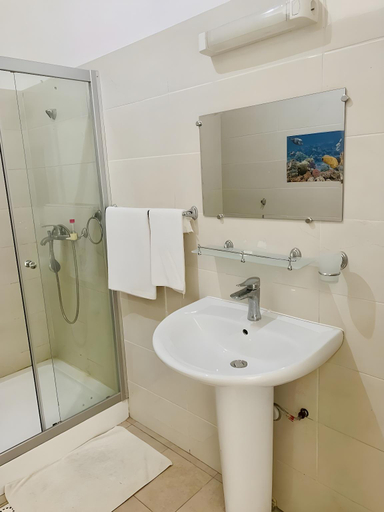 Bathroom 3, Hotel Azur Conakry, Conakry