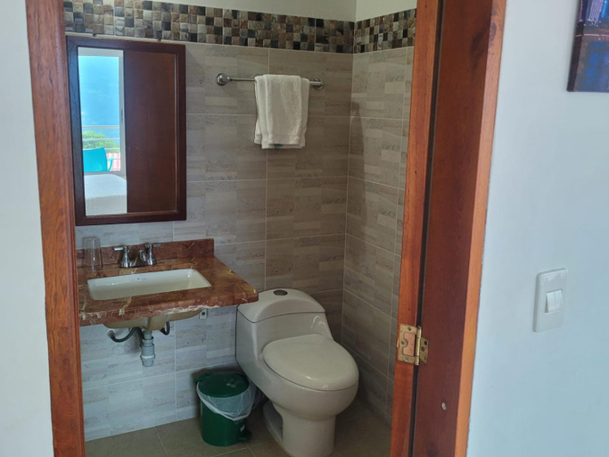 Bathroom 1, Hotel Santa Barbara, Berbeo