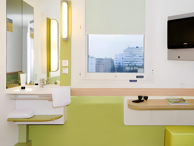 Bathroom 4, B&B HOTEL Nîmes Caissargues, Gard