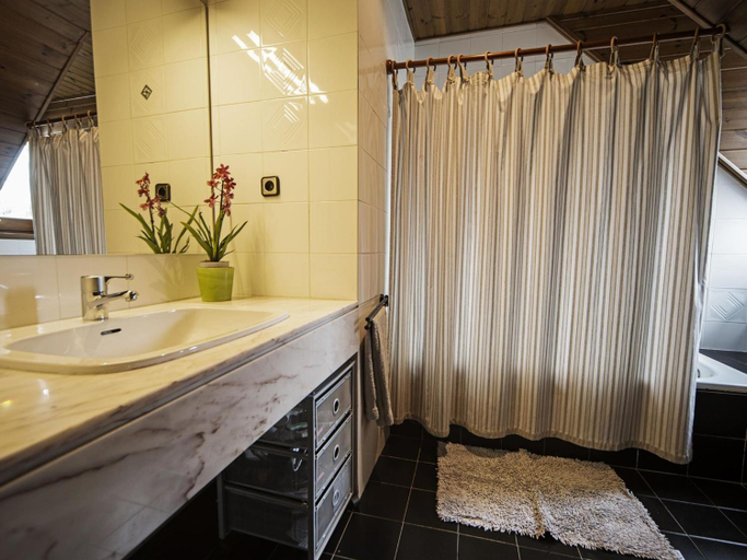 Bathroom 3, Chalet in Vielha near Baqueira Ski Resort, Lleida