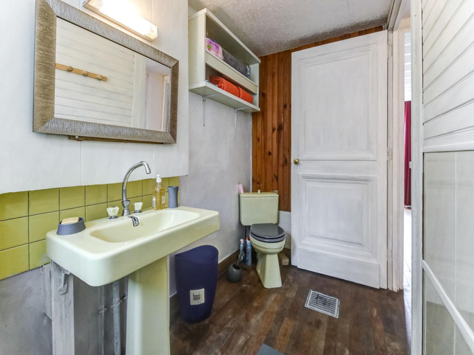 Bathroom 3, Traditional Holiday Home in Brinon sur Beuvron, Nièvre