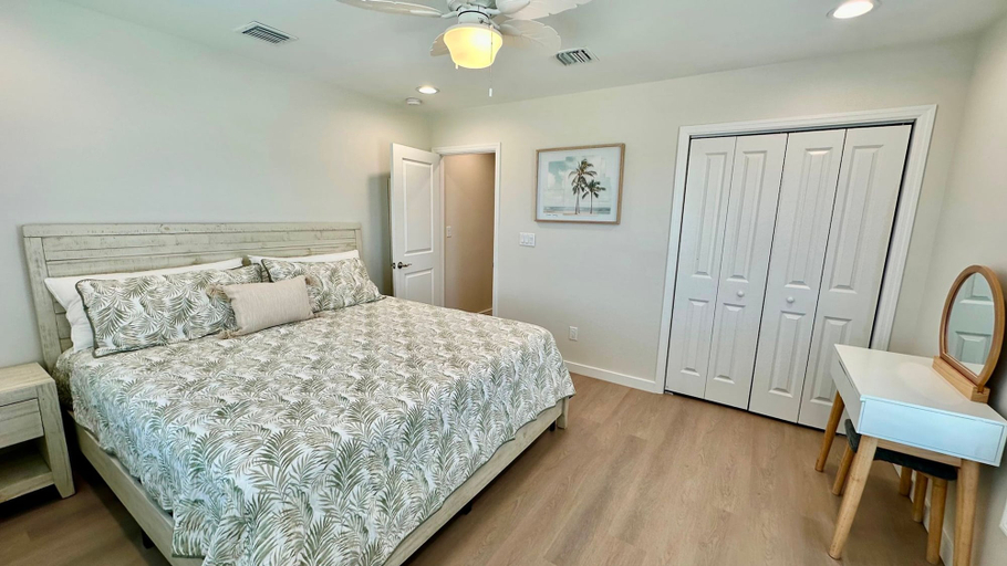 Room 2, Docked at Dakota Sunset - Mid Island Pool Home, Lee
