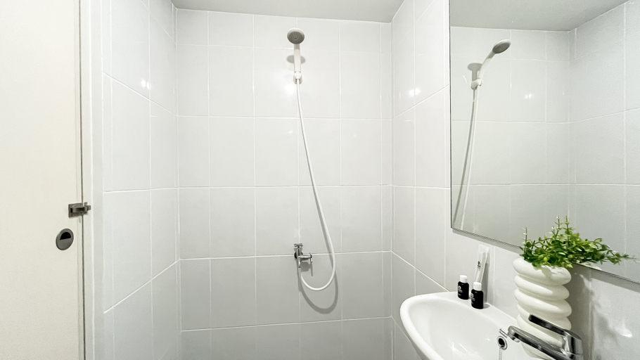 Bathroom 5, Minimalist Studio at Tokyo Riverside PIK 2 Apartment By Travelio, Tangerang