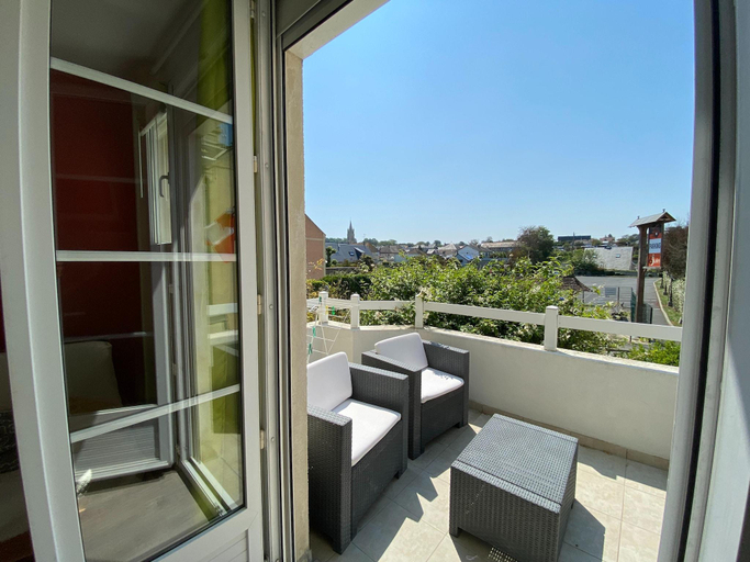 3, Apartment by Sandy Beach in Arromanches, Calvados
