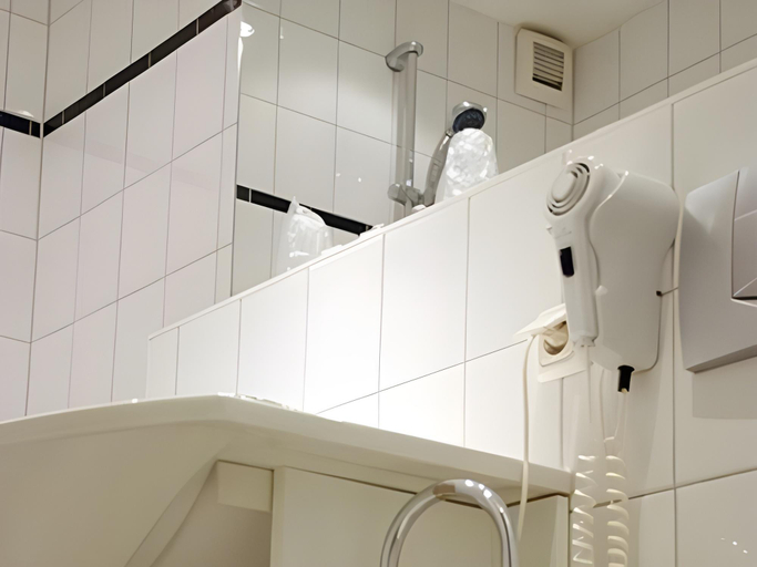 Bathroom 4, Hotel Mondial Comfort - Frankfurt City Centre, Frankfurt am Main