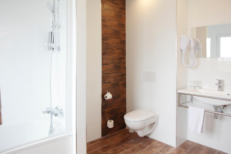 Bathroom 3, Logis Hôtel La Ruche, Yvelines