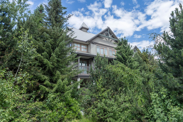 Others 4, Bright and Clean, Walk Everywhere, Shared Pool and Hot Tub, Squamish-Lillooet