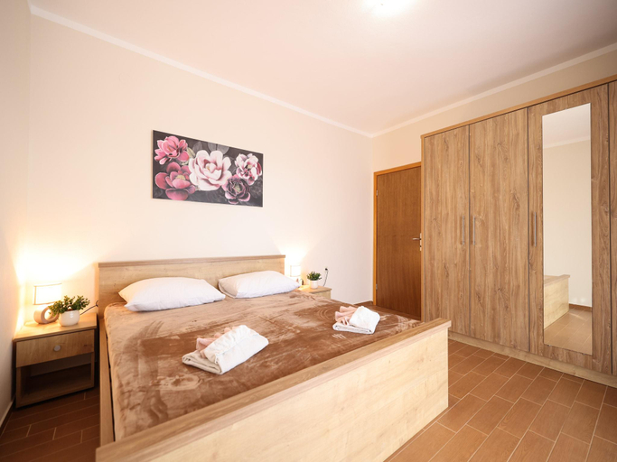 Bedroom 3, Holiday Home in Prkos with Private Pool, Škabrnja