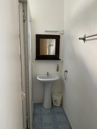 Bathroom 2, Le Pole