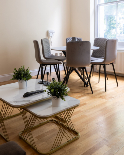 Others 5, Warm Apartments in Queensway, London