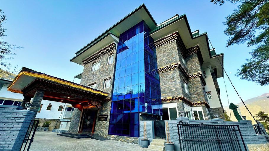 Exterior & Views