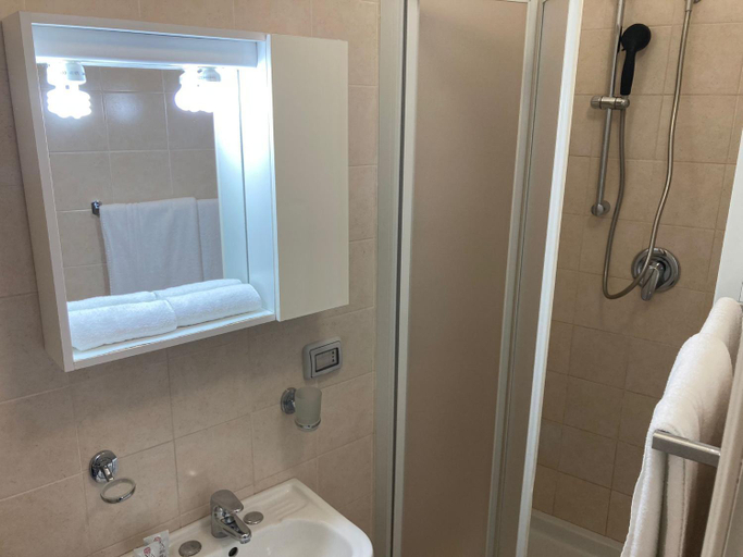 Bathroom 3, SIMPLY INN close to TIVOLI, Roma