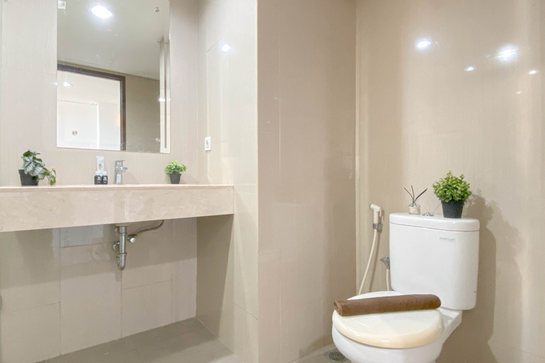 Bathroom 5, Studio Apartment near KCIC Halim at H Residence By Travelio, Jakarta Timur