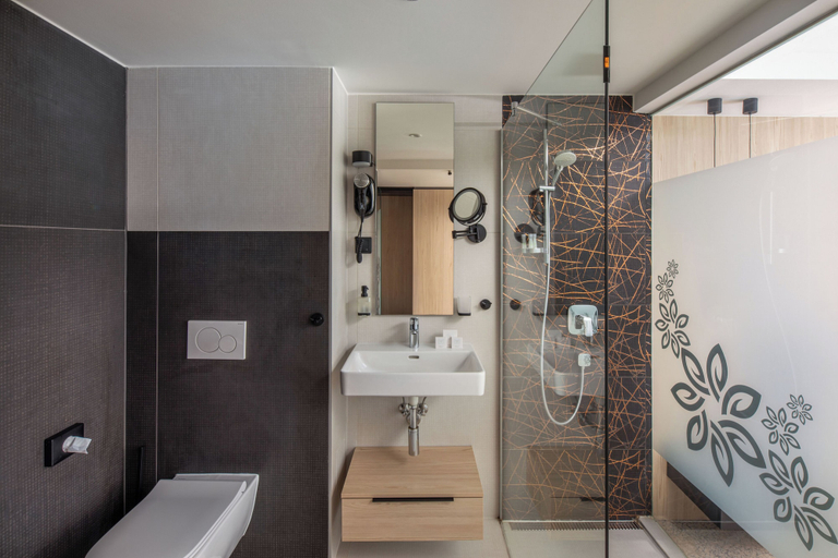 Bathroom 5, SunGarden Wellness & Conference Hotel, Siófok