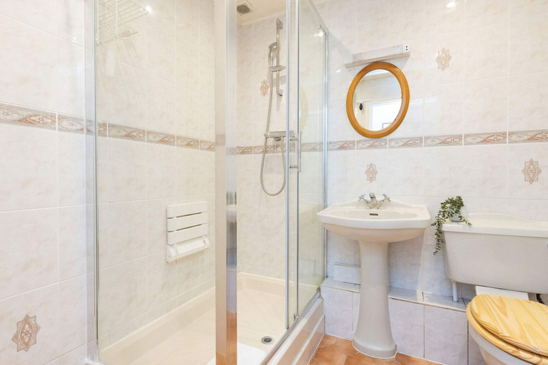 Bathroom 4, Homely Cottage for 6 Near Chichester Goodwood, West Sussex