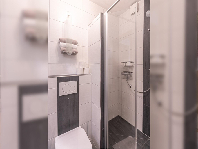 Bathroom 4, Geraeumige Wohnung fur 5 Personen in Drachselsried, Regen