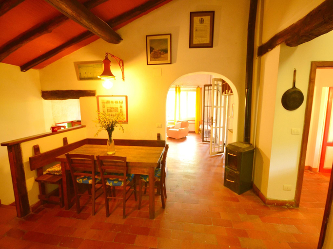 Others 4, Holiday home with shared pool, Pistoia