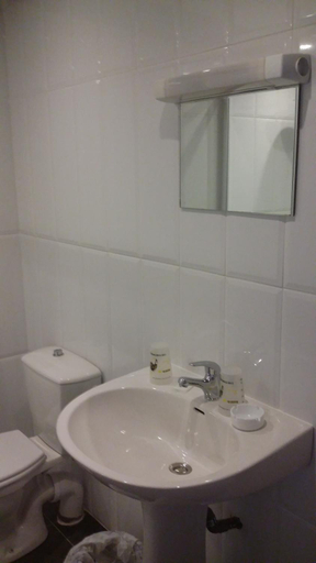 Bathroom, Hotel des Voyageurs, Cantal