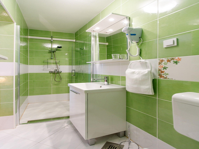 Bathroom 3, Villa Balarin - Five Bedroom Holiday Home with Terrace and City View, Bol