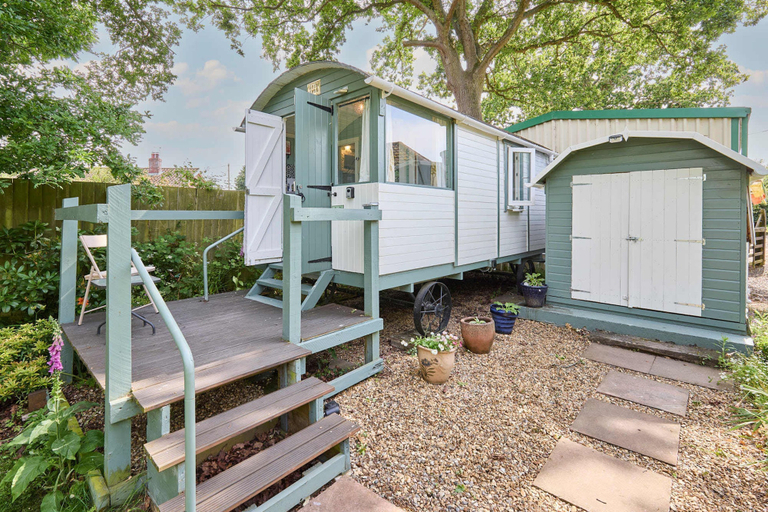 Room 1, Host Stay Shepherd s Hut, Norfolk