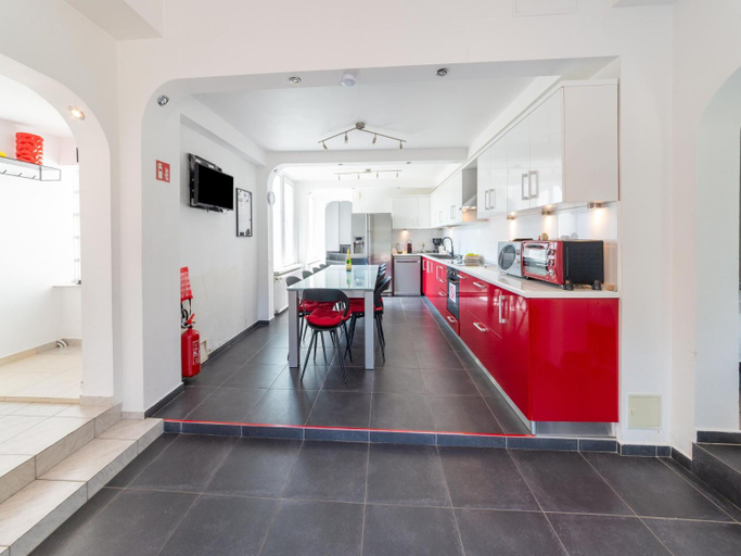 Others 2, Spacious holiday home with garden, Liège