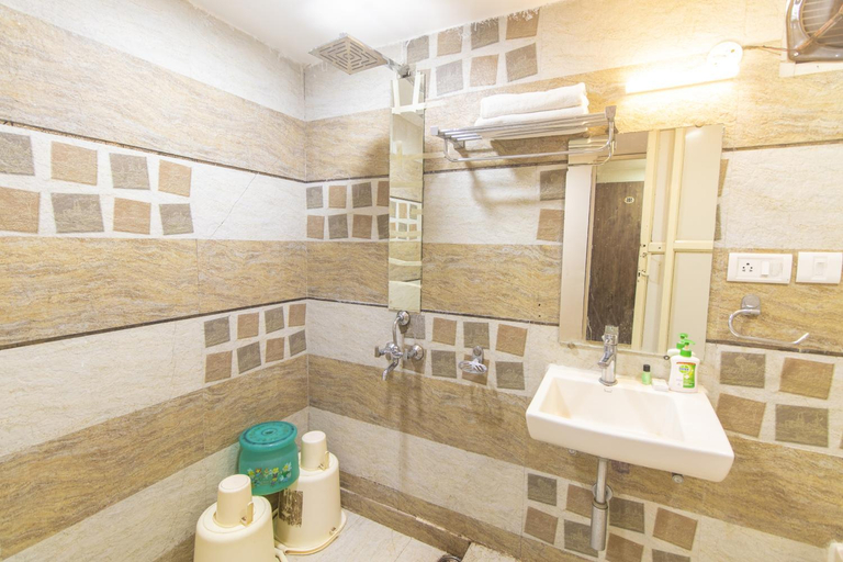 Bathroom 3, Wowstayz Hotel Misty Meadows, Hoshangabad
