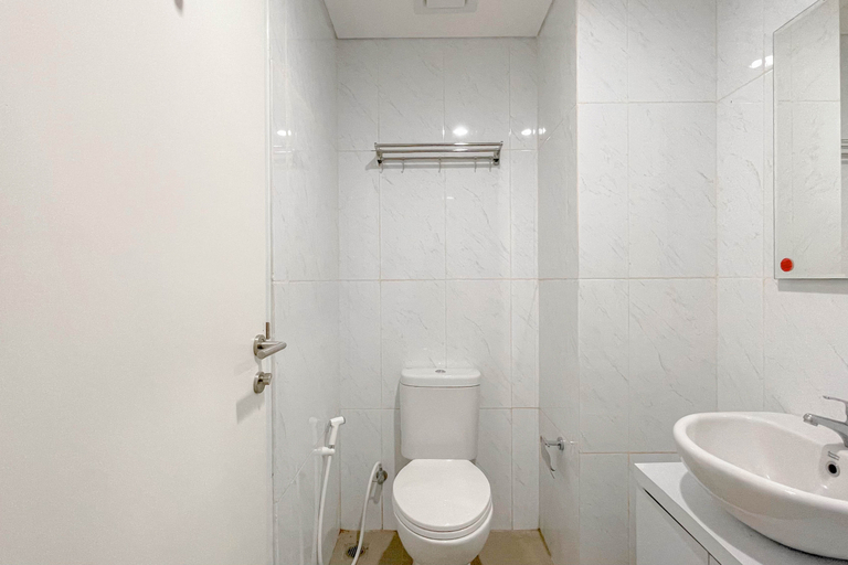 Bathroom 5, Grey Toned 1BR Apartment Tamansari Skylounge Makassar By Travelio, Makassar