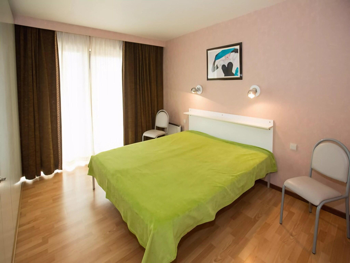 Bedroom 2, Beachfront Bliss with Parking, West-Vlaanderen