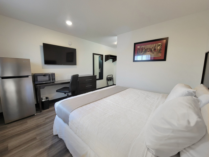 Bedroom 4, The Suite Inn, Ward