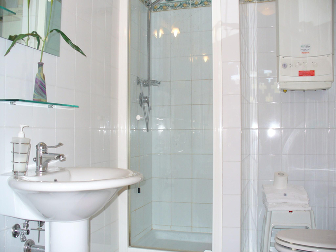 Bathroom, Farmhouse in Vincis time capsule, Florence