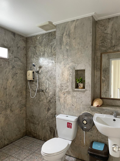 Bathroom 3, The KN Kohlarn, Pattaya