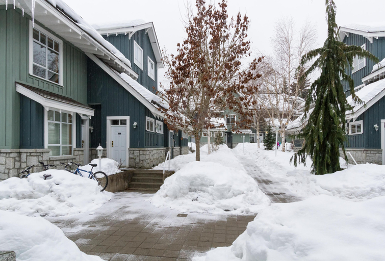 Others 2, Panoramic Views From This Gorgeous 2 Bed Property - Village Location, Squamish-Lillooet