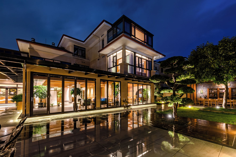 Exterior & Views
