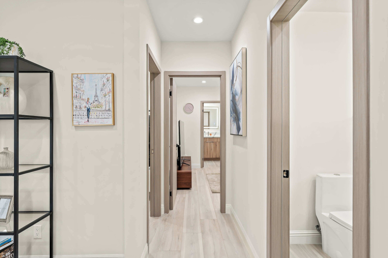 Room 2, Modern New 3B Home Fully Stocked Cozy Sunlight, Los Angeles