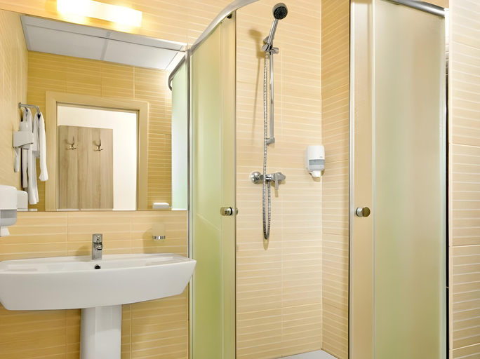 Bathroom 4, Raziotel Kyiv, Darnyts'kyi