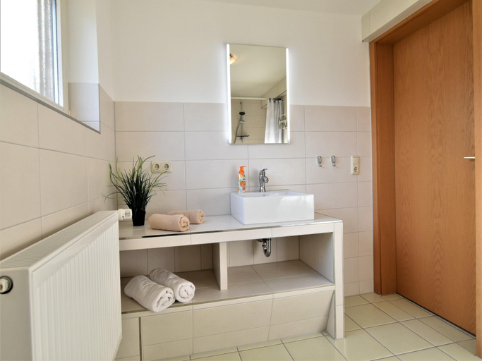 Others 2, Cozy Apartment with Garden, Nordwestmecklenburg