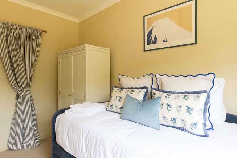 Bedroom 3, Homely Cottage for 6 Near Chichester Goodwood, West Sussex