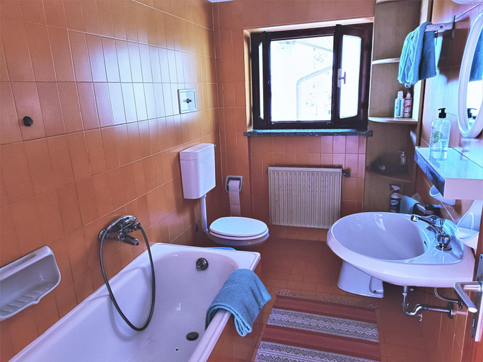 Bathroom, Holiday Home in Italy with Sea and Mountain Views, Varese