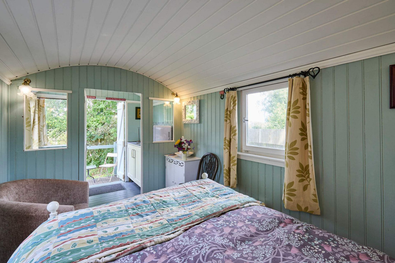 Room 4, Host Stay Shepherd s Hut, Norfolk