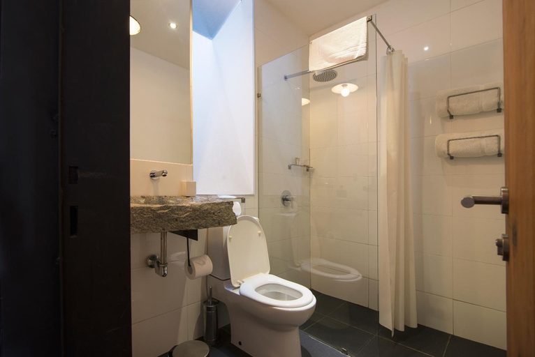 Bathroom 4, Fauna Hotel, Valparaíso